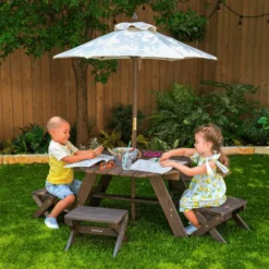 Kidkraft® Achthoekige Tafelset Met Krukjes En Parasol -Buiten Speelgoed Winkel kidkraft achthoekige tafelset met krukjes en parasol a342517 1