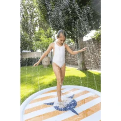 SWIM ESSENTIALS Swim Essential S Sprinkler Mat Haai -Buiten Speelgoed Winkel swim essential s sprinkler mat haai a384603 2